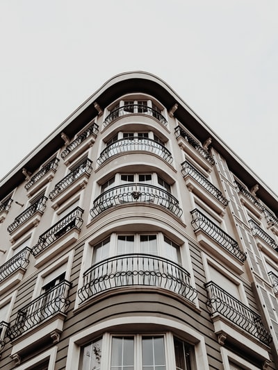 白天的棕色混凝土建筑
